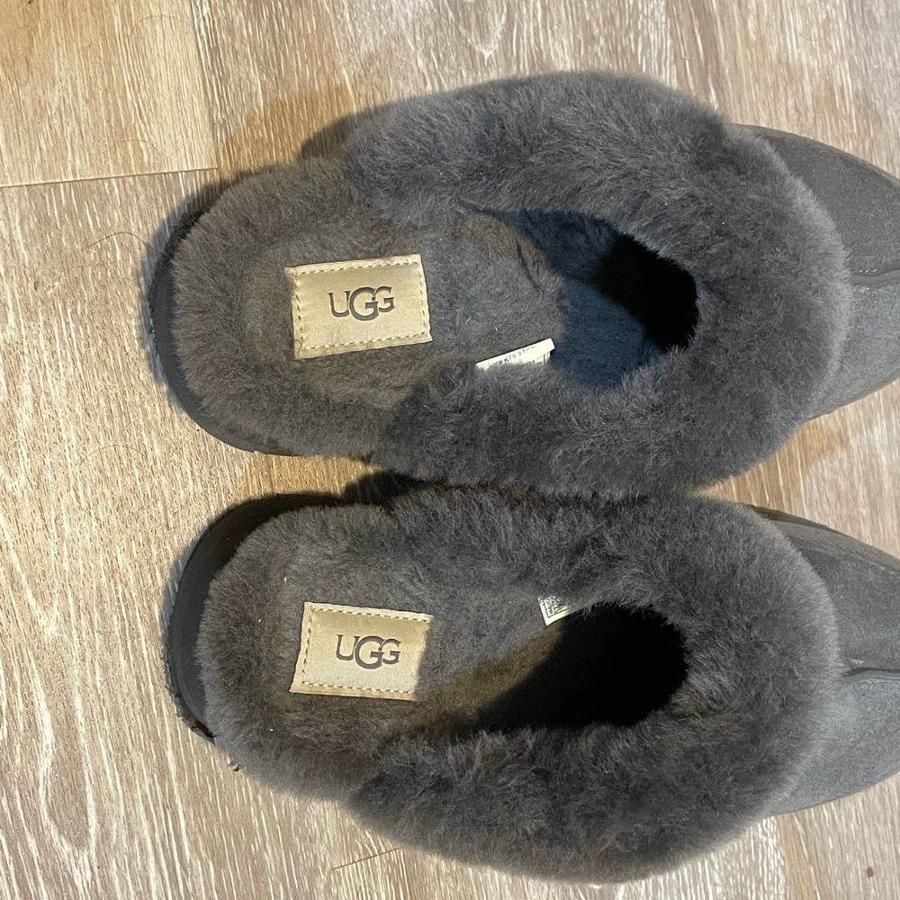 Ugg slippers size 9 - Picture 2 of 4